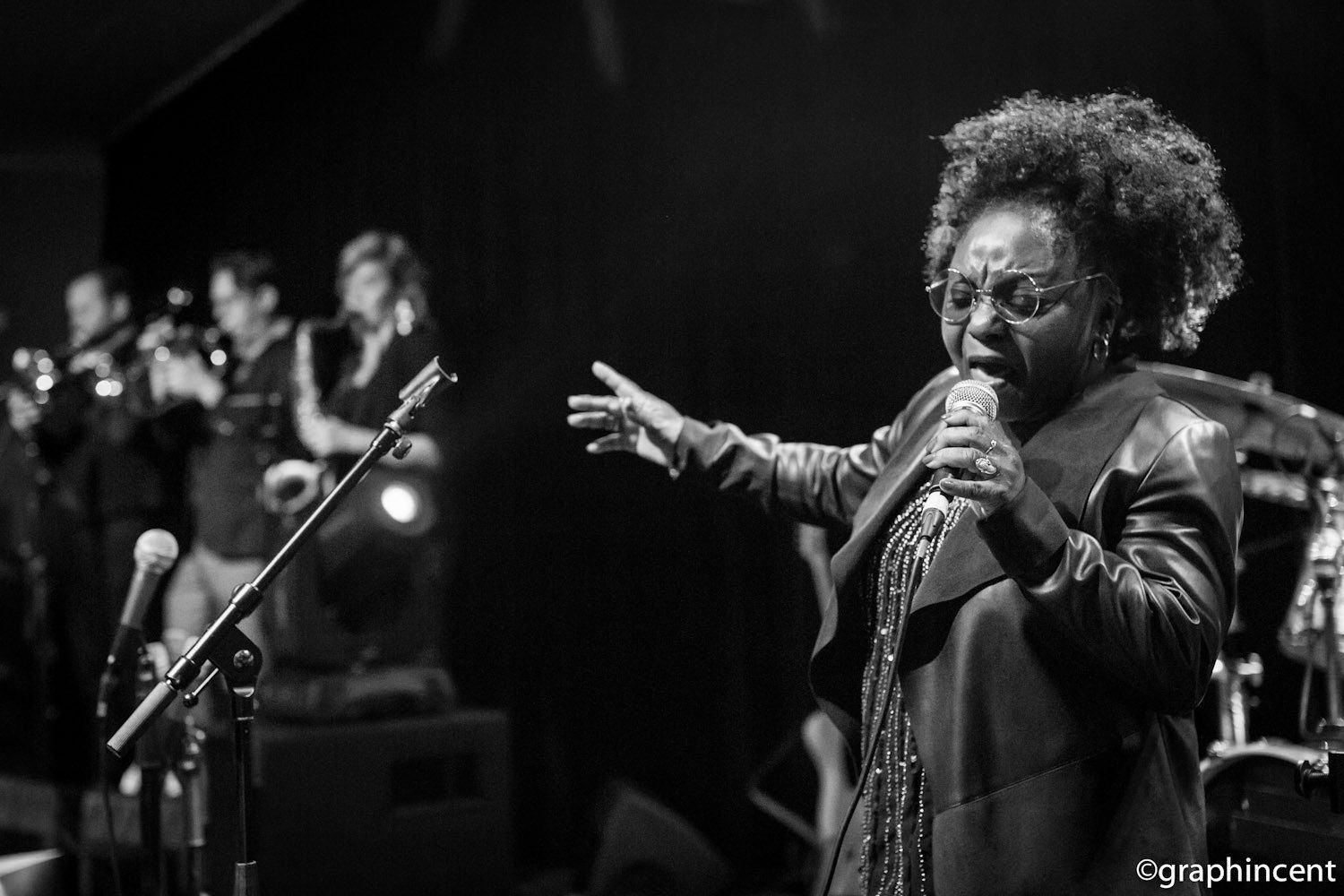 Miss Beulah op het podium van PUTITON – een stem met een verhaal image